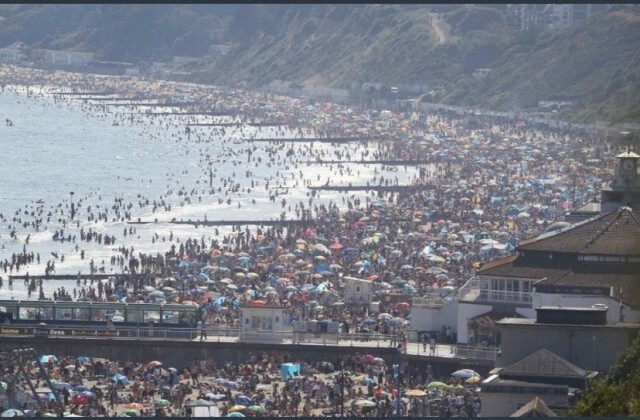 ชาวอังกฤษต่างออกมาเที่ยวชายหาด หลังเผชิญอากาศร้อน