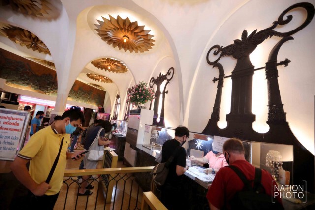 แห่ซื้อตั๋วอำลา "สกาลา" ปิดตำนาน 51 ปี ราชาโรงหนังแห่งสยาม