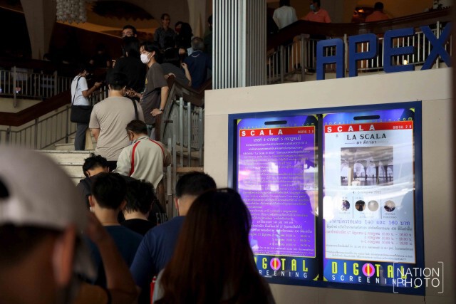 แห่ซื้อตั๋วอำลา "สกาลา" ปิดตำนาน 51 ปี ราชาโรงหนังแห่งสยาม