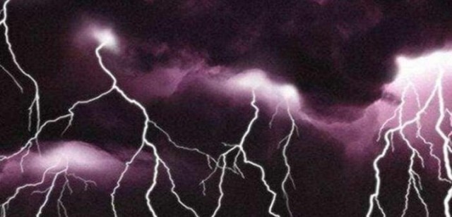 เกิดเหตุพายุฝนฟ้าคะนอง ฟ้าผ่าคร่ากว่าร้อยชีวิตที่อินเดีย