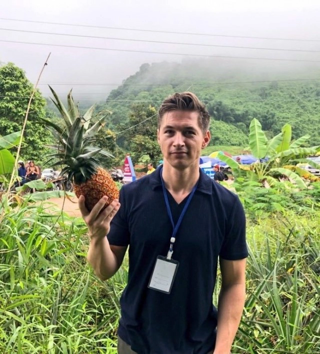 พ่อหนุ่มสับปะรด นักข่าวถ้ำหลวง ขอแฟนหนุ่มแต่งงานแล้ว