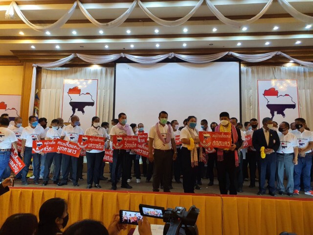 "แรมโบ้ " รับคืนป้ายหมู่บ้านเสื้อแดง 20 จังหวัดอีสาน