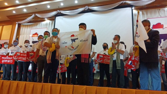 "แรมโบ้ " รับคืนป้ายหมู่บ้านเสื้อแดง 20 จังหวัดอีสาน