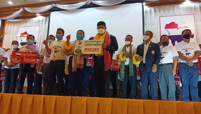 "แรมโบ้ " รับคืนป้ายหมู่บ้านเสื้อแดง 20 จังหวัดอีสาน