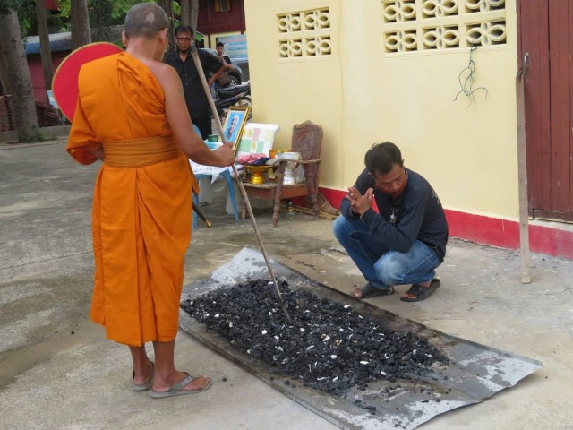 ฮือฮา!! อัฐิแม่เฒ่ากลายเป็นสีทอง