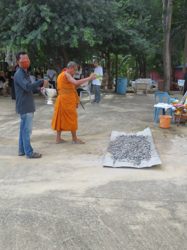 ฮือฮา!! อัฐิแม่เฒ่ากลายเป็นสีทอง