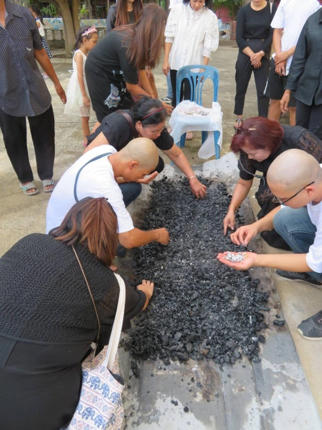 ฮือฮา!! อัฐิแม่เฒ่ากลายเป็นสีทอง