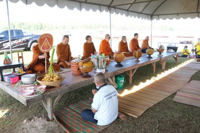 พิธีสืบชะตาปลาต่ออายุสัตว์น้ำในเขื่อนลำปาว