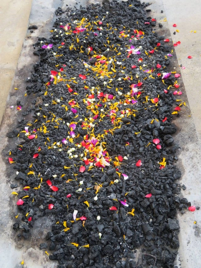 ฮือฮา!! อัฐิแม่เฒ่ากลายเป็นสีทอง