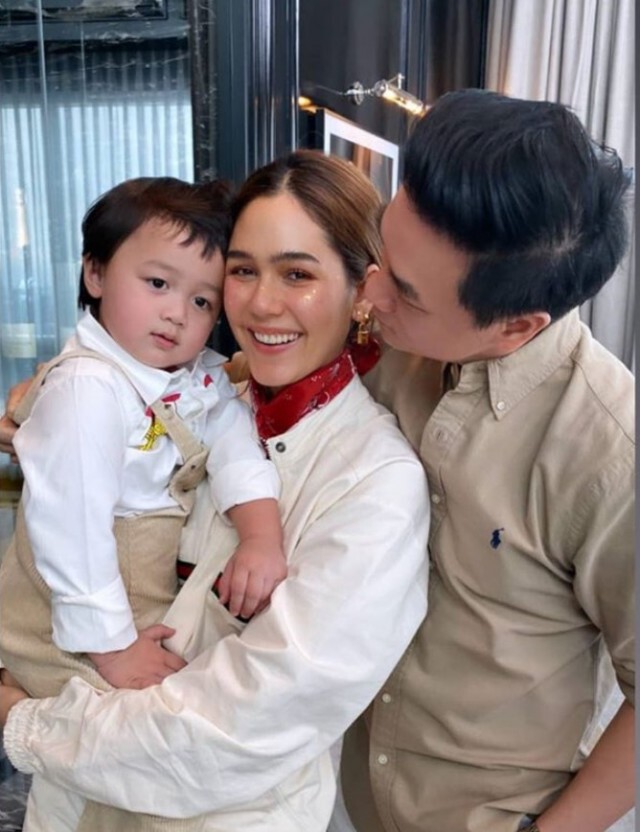"ชมพู่ อารยา"  ใส่ชุดสุดปัง ฉลองวันเกิดอายุ 39 พร้อมหน้าครอบครัว