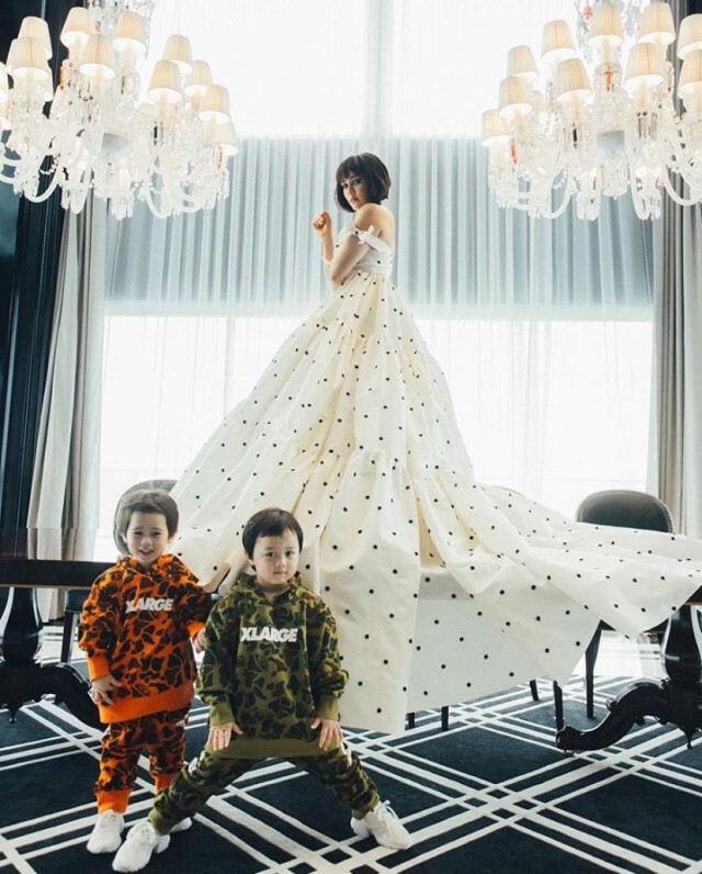 "ชมพู่ อารยา"  ใส่ชุดสุดปัง ฉลองวันเกิดอายุ 39 พร้อมหน้าครอบครัว