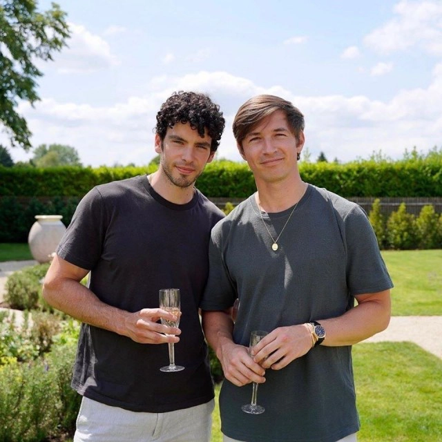 พ่อหนุ่มสับปะรด นักข่าวถ้ำหลวง ขอแฟนหนุ่มแต่งงานแล้ว