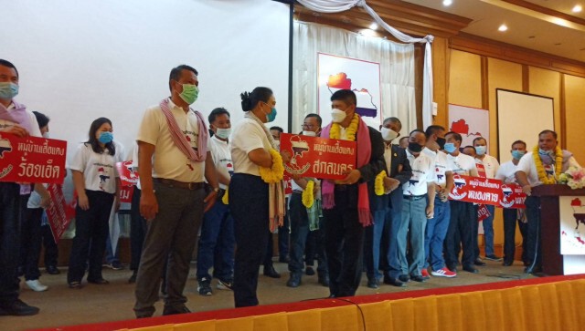 "แรมโบ้ " รับคืนป้ายหมู่บ้านเสื้อแดง 20 จังหวัดอีสาน
