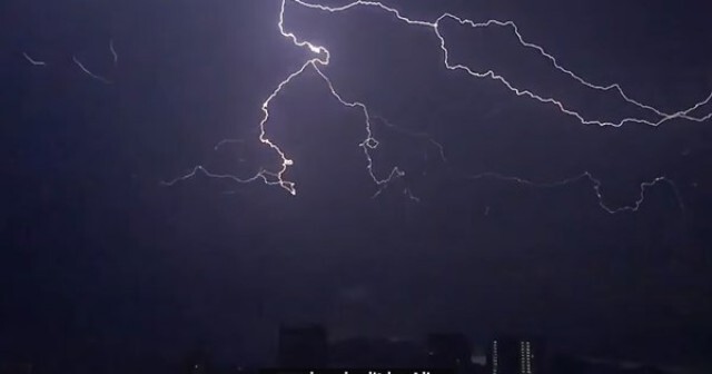 เกิดเหตุพายุฝนฟ้าคะนอง ฟ้าผ่าคร่ากว่าร้อยชีวิตที่อินเดีย