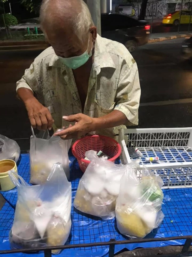 ลุงยืนขายข้าวเหนียวถั่วดำ-เต้าส่วน ริมถนนเผยไม่มีคนเดิน เจอสาวใจบุญอุดหนุน