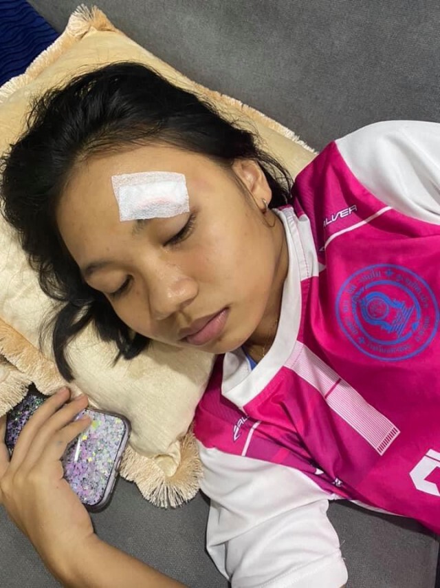 ‘ลิลลี่ ได้หมดถ้าสดชื่น’ ถูกหามส่ง รพ. ล้มหัวฟาดพื้น คิ้วแตกเย็บ3เข็ม