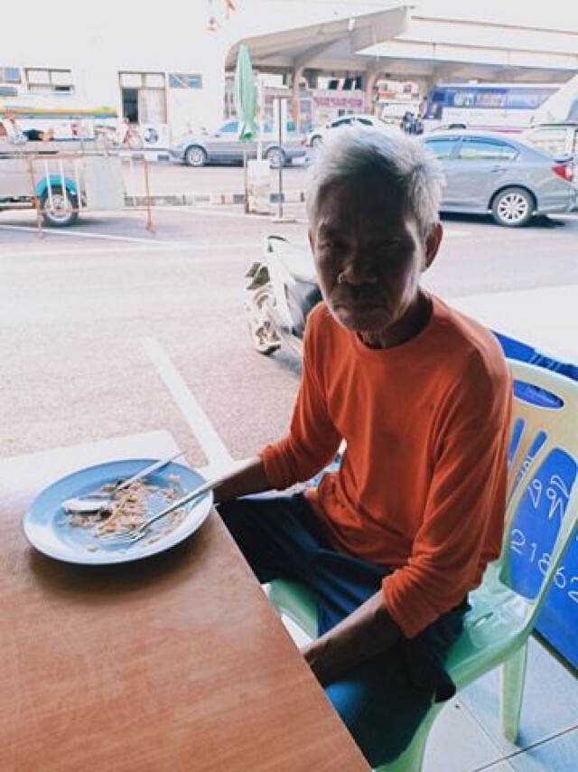 ลุงตกงานลูกหลานทิ้งทนหิวไม่ไหวขอข้าวกินข้างทาง