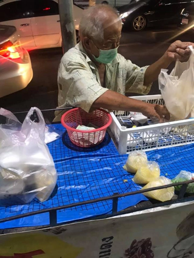 ลุงยืนขายข้าวเหนียวถั่วดำ-เต้าส่วน ริมถนนเผยไม่มีคนเดิน เจอสาวใจบุญอุดหนุน