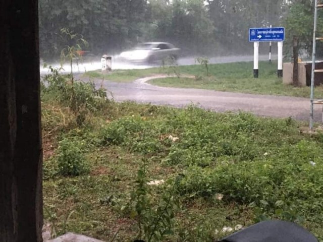 หลอน! ผู้กองหนุ่มหลบฝนศาลาเก่าริมทาง ได้ยินเสียงหัวเราะคุยกันทั้งที่อยู่คนเดียว