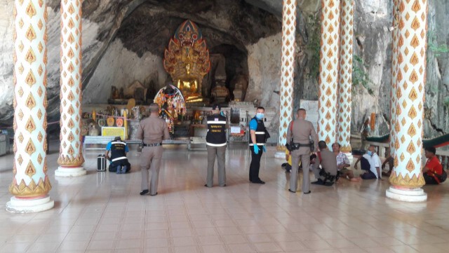 หนุ่มหลอนคิดว่ามีองค์เทพมาทำร้าย คว้าค้อนทุบองค์พระประธานวัดดัง