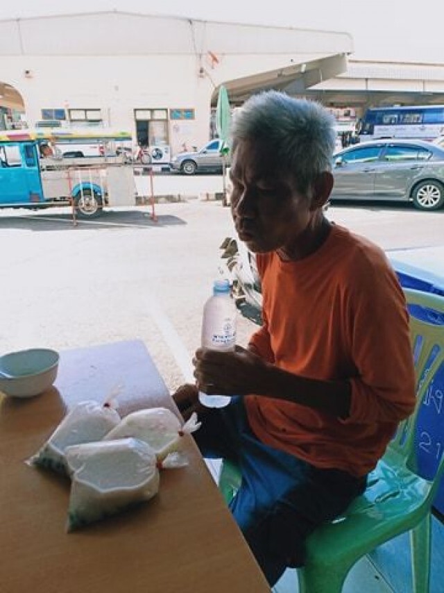 ลุงตกงานลูกหลานทิ้งทนหิวไม่ไหวขอข้าวกินข้างทาง