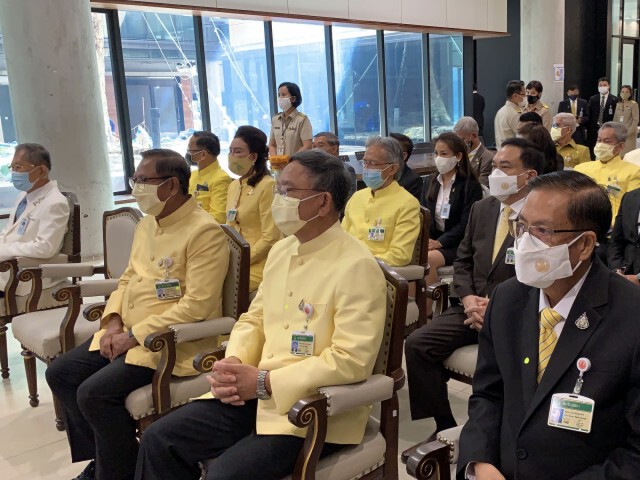 "ศุภชัย"รับมอบอุปกรณ์คอมฯสนับสนุนโครงการกองทุนการศึกษา