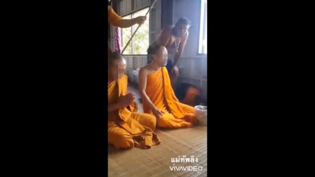 พิธีกรรมแปลกหมอผีแต่งเลียนแบบพระ ไล่ผีเข้าพระ
