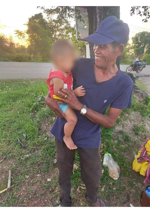 ตายายอุ้มหลาน นอนกองขยะหนีลูกติดยากลัวโดนทำร้าย