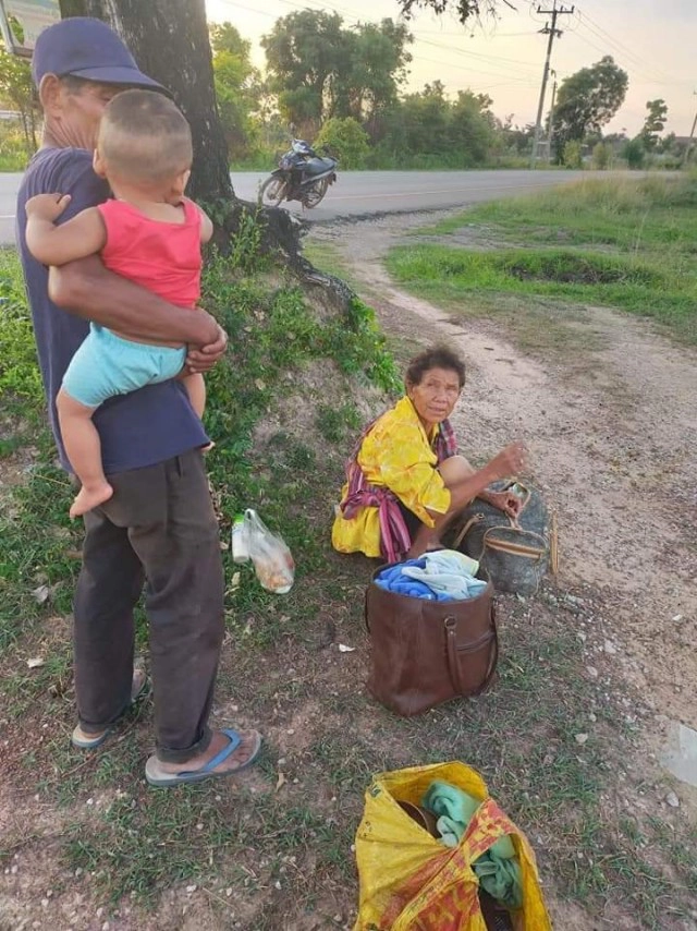 ตายายอุ้มหลาน นอนกองขยะหนีลูกติดยากลัวโดนทำร้าย