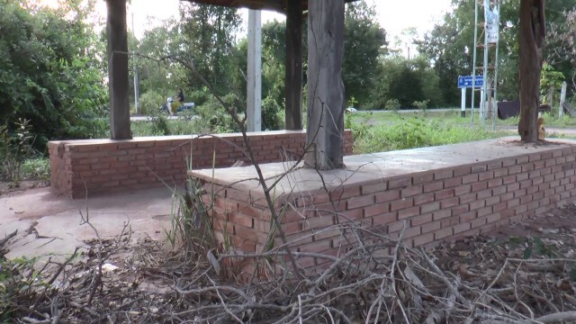 พบซากไก่ เครื่องสังเวยผี ข้างศาลาริมทางที่ผู้กองหนุ่มได้ยินเสียงปริศนา