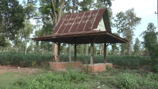 พบซากไก่ เครื่องสังเวยผี ข้างศาลาริมทางที่ผู้กองหนุ่มได้ยินเสียงปริศนา