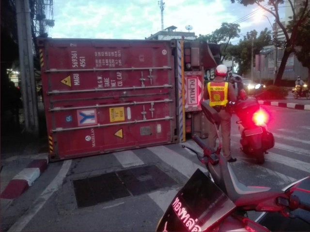 "รถพ่วง22ล้อ" พลิกคว่ำ แยกกล้วยน้ำไท รถติดหนึบ