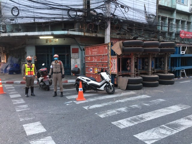 "รถพ่วง22ล้อ" พลิกคว่ำ แยกกล้วยน้ำไท รถติดหนึบ