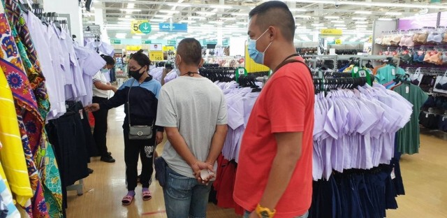 แม่ทุกข์ลูกโดนขโมยชุดนักเรียนไม่มีเงินซื้อ ตร.พาเข้าห้างซื้อให้ใหม่