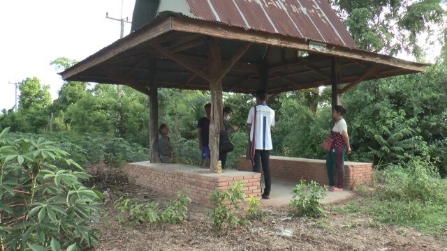 พบซากไก่ เครื่องสังเวยผี ข้างศาลาริมทางที่ผู้กองหนุ่มได้ยินเสียงปริศนา