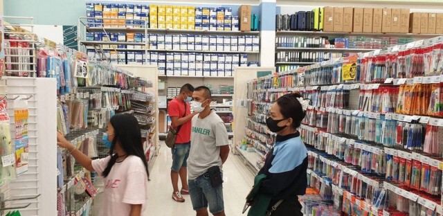 แม่ทุกข์ลูกโดนขโมยชุดนักเรียนไม่มีเงินซื้อ ตร.พาเข้าห้างซื้อให้ใหม่