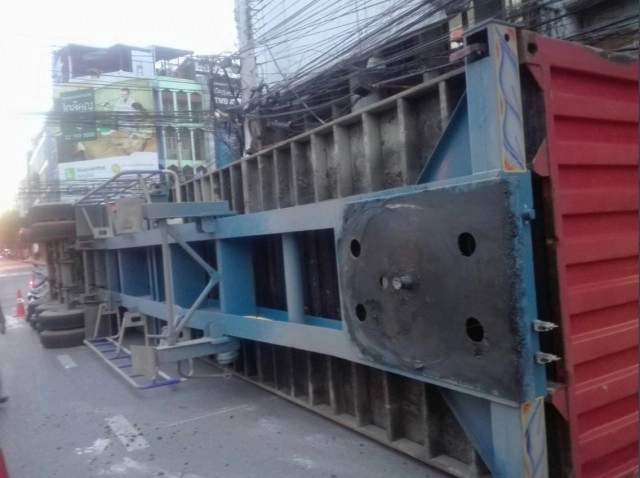 "รถพ่วง22ล้อ" พลิกคว่ำ แยกกล้วยน้ำไท รถติดหนึบ