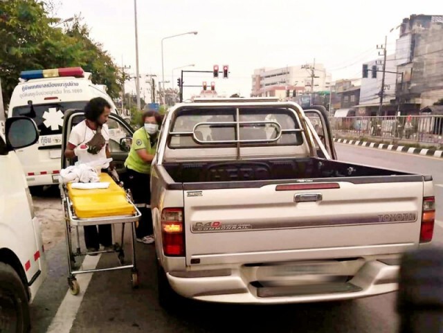 สาวท้องแก่น้ำเดินกลางแยกสงขลา ทนไม่ไหวทำคลอดฉุกเฉินในรถ