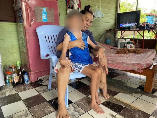สุดรันทด ย่าวัย 60 ปี ดูแลหลานฝาขวดน้ำติดคอสมองขาดอากาศ
