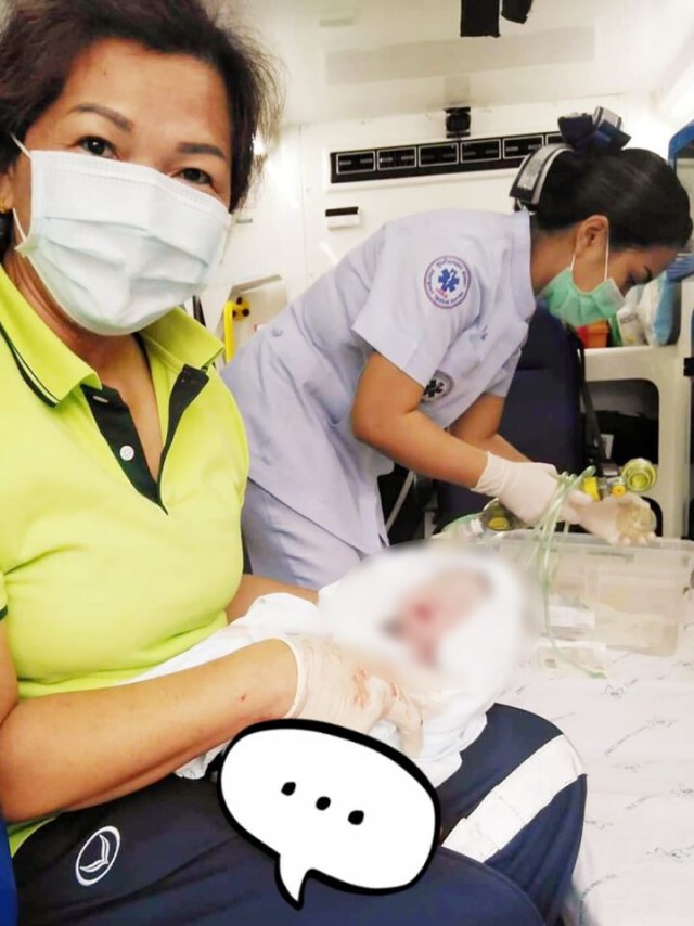 สาวท้องแก่น้ำเดินกลางแยกสงขลา ทนไม่ไหวทำคลอดฉุกเฉินในรถ