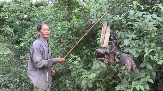 พบซากไก่ เครื่องสังเวยผี ข้างศาลาริมทางที่ผู้กองหนุ่มได้ยินเสียงปริศนา