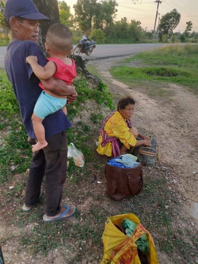 ตายายอุ้มหลาน นอนกองขยะหนีลูกติดยากลัวโดนทำร้าย