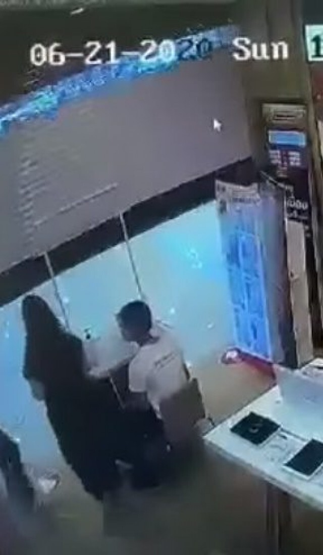 พนักงานจะปิดร้าน ลูกค้าเดินชนประตูเองเรียกค่ารักษาเกือบหมื่น