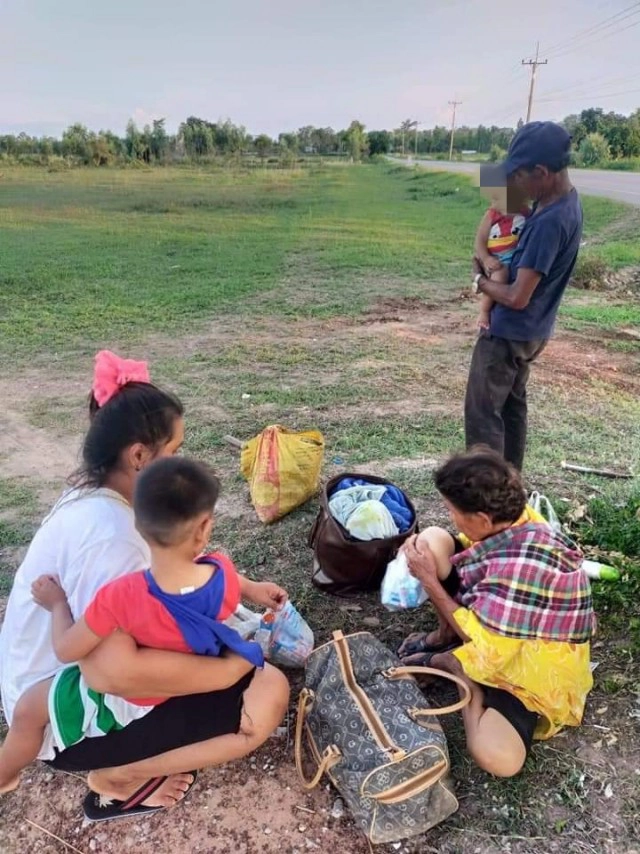 ตายายอุ้มหลาน นอนกองขยะหนีลูกติดยากลัวโดนทำร้าย