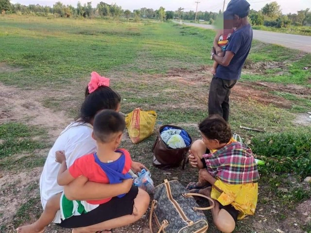 ตายายอุ้มหลาน นอนกองขยะหนีลูกติดยากลัวโดนทำร้าย