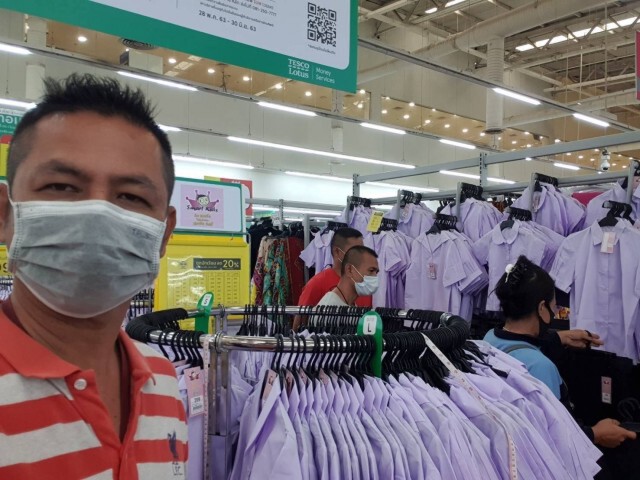 แม่ทุกข์ลูกโดนขโมยชุดนักเรียนไม่มีเงินซื้อ ตร.พาเข้าห้างซื้อให้ใหม่