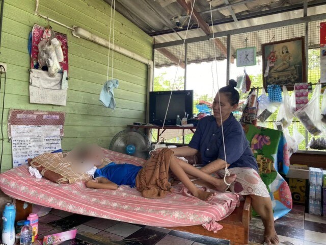สุดรันทด ย่าวัย 60 ปี ดูแลหลานฝาขวดน้ำติดคอสมองขาดอากาศ