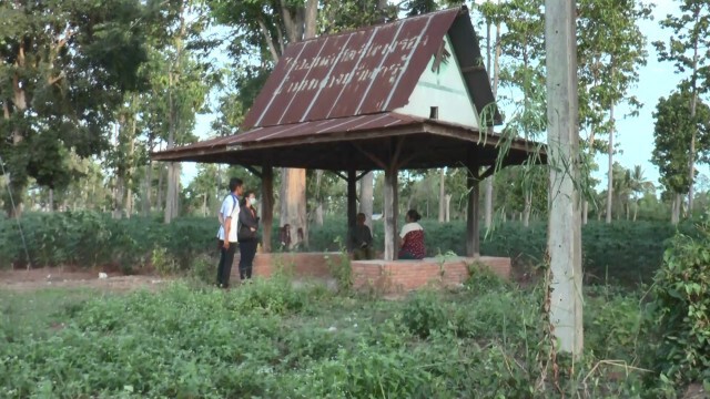 พบซากไก่ เครื่องสังเวยผี ข้างศาลาริมทางที่ผู้กองหนุ่มได้ยินเสียงปริศนา