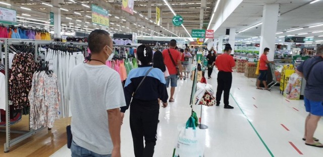 แม่ทุกข์ลูกโดนขโมยชุดนักเรียนไม่มีเงินซื้อ ตร.พาเข้าห้างซื้อให้ใหม่