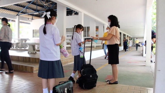 เปิดเรียนวันแรก ผู้ปกครองและนักเรียนตื่นเต้นกับการเรียนแบบ New Normal